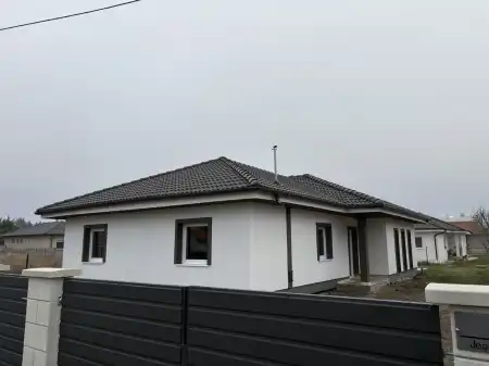 eladó új építésű családi ház, Kiskunlacháza