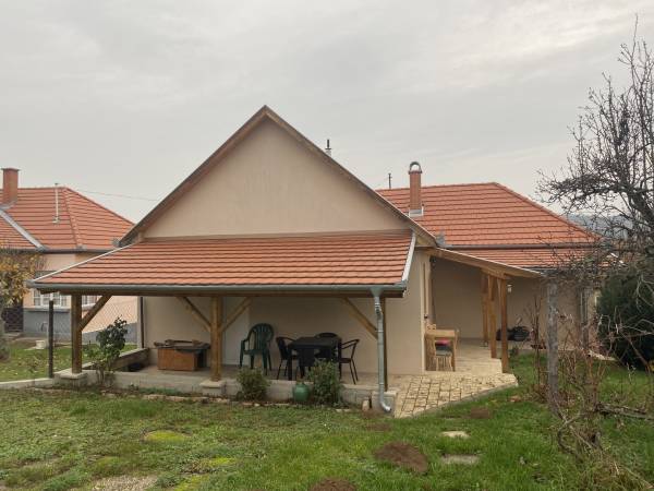 eladó újszerű családi ház, Bánk