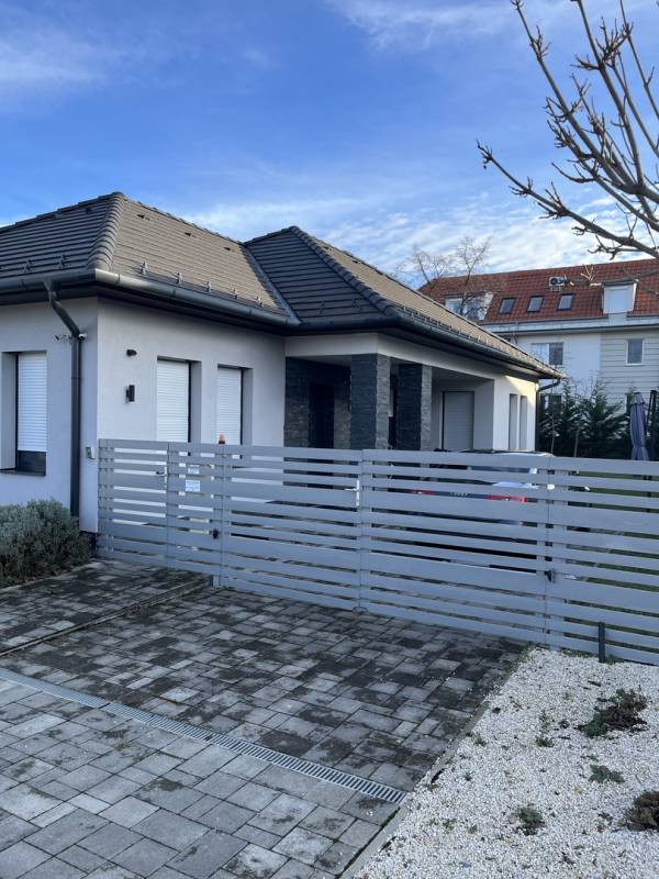 eladó újszerű családi ház, Eger