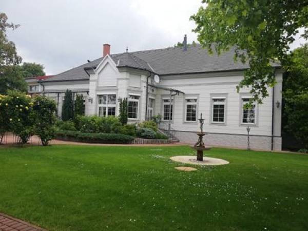 eladó újszerű családi ház, Komárom