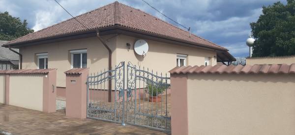 eladó újszerű családi ház, Mezőzombor