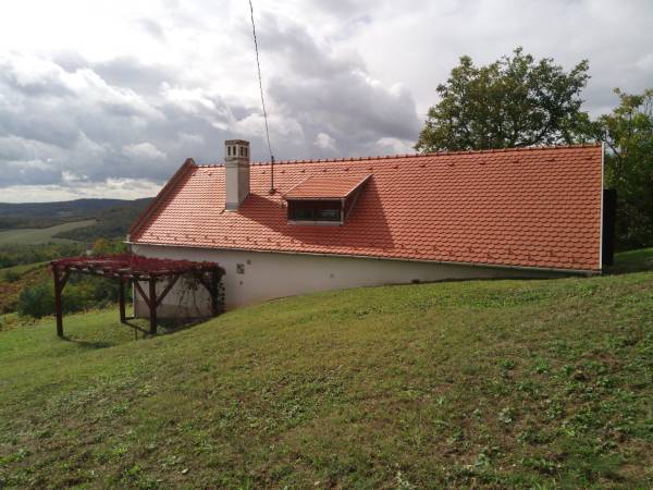 eladó újszerű családi ház, Pécsely