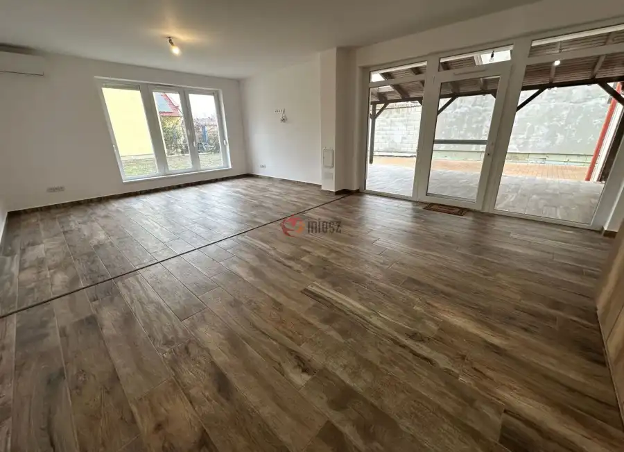 eladó újszerű családi ház, Szeged