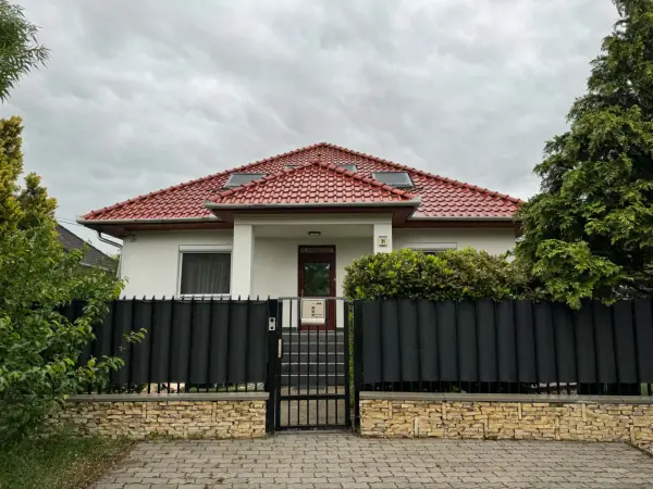 Eladó újszerű családi ház, Tata 5+2 szoba 399 m² 199 M Ft