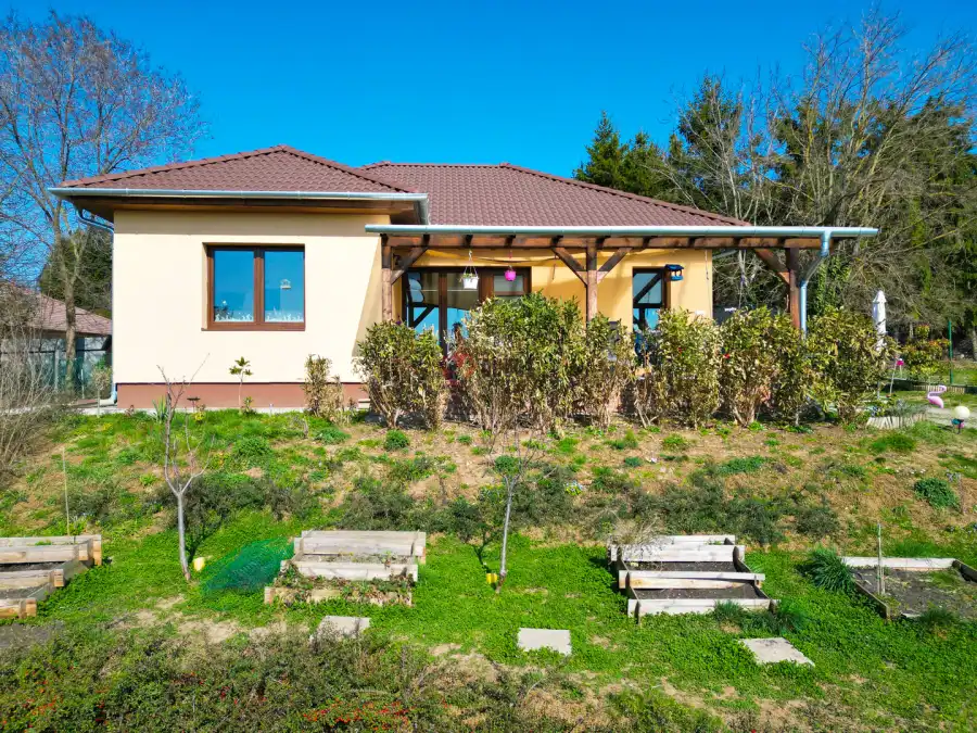 eladó újszerű családi ház, Vác