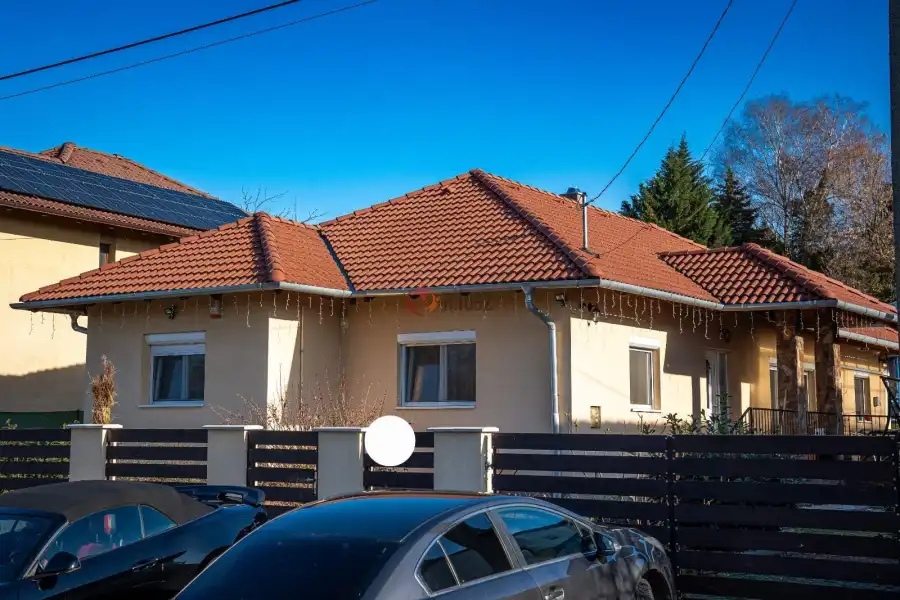 eladó újszerű családi ház, Veresegyház