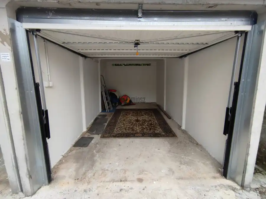 eladó újszerű garázs, Mohács