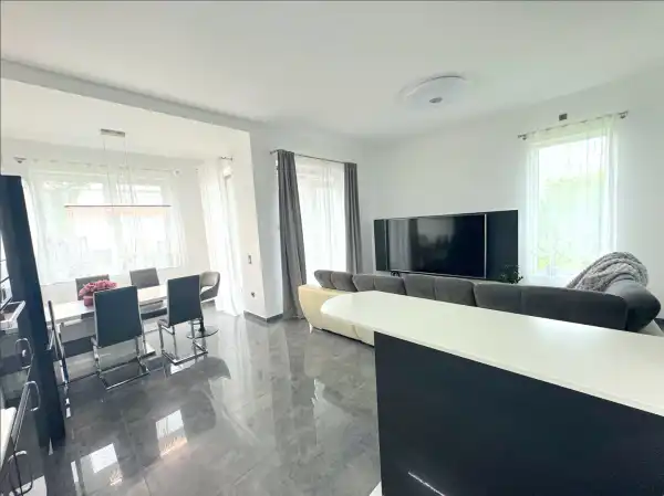 Eladó újszerű ikerház, Vác 5 szoba 117 m² 159 M Ft