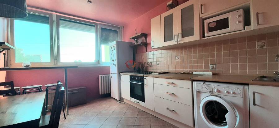 eladó újszerű panellakás, Vác