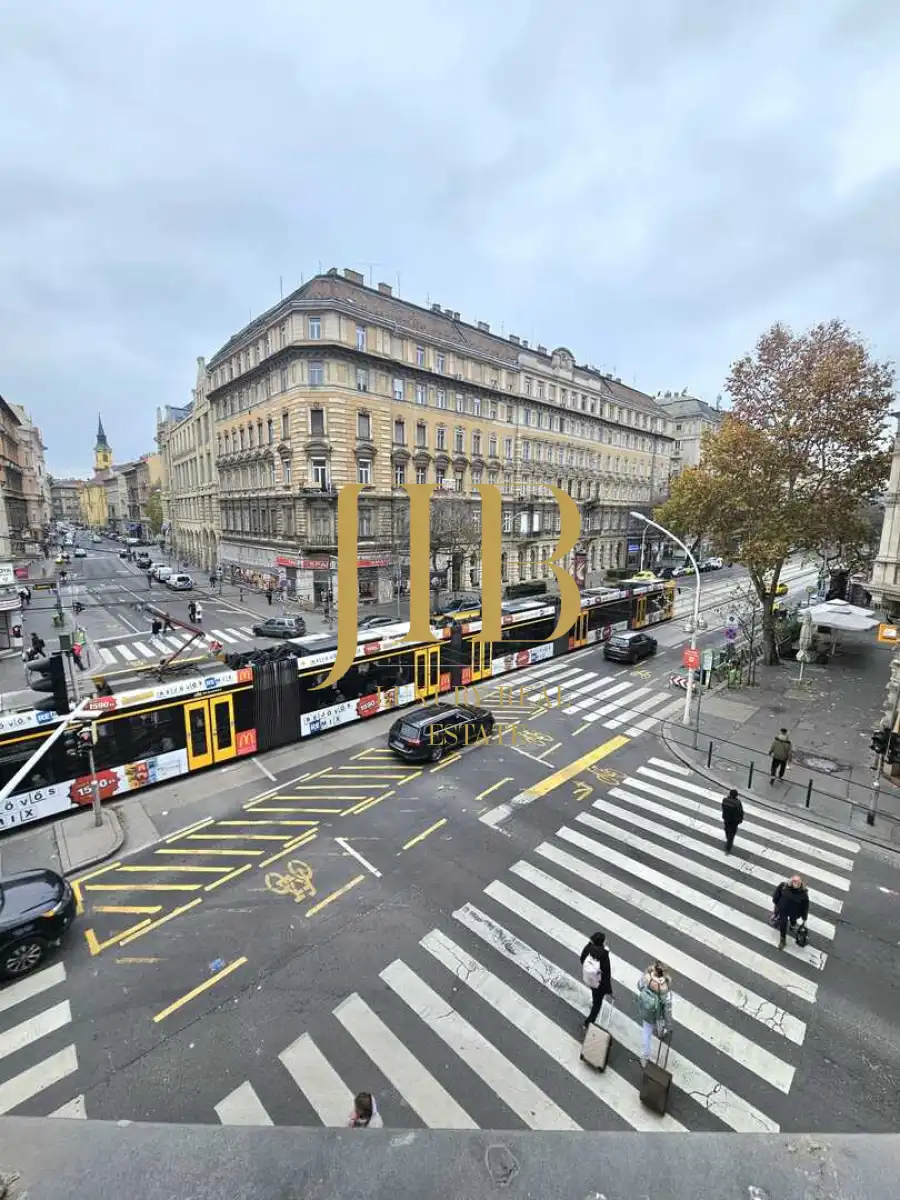 eladó újszerű téglalakás, Budapest, VI. kerület