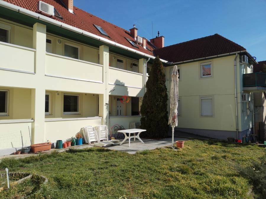 eladó újszerű téglalakás, Eger