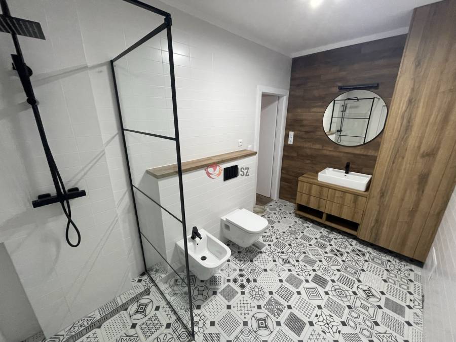 eladó újszerű téglalakás, Eger