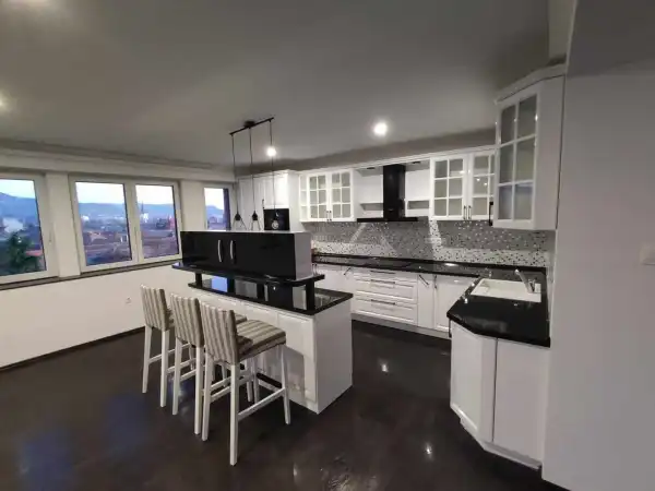 Eladó újszerű téglalakás, Esztergom 3 szoba 127 m² 177.8 M Ft