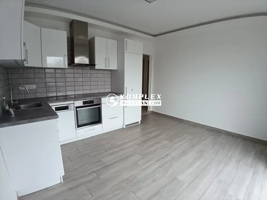 eladó újszerű téglalakás, Győr