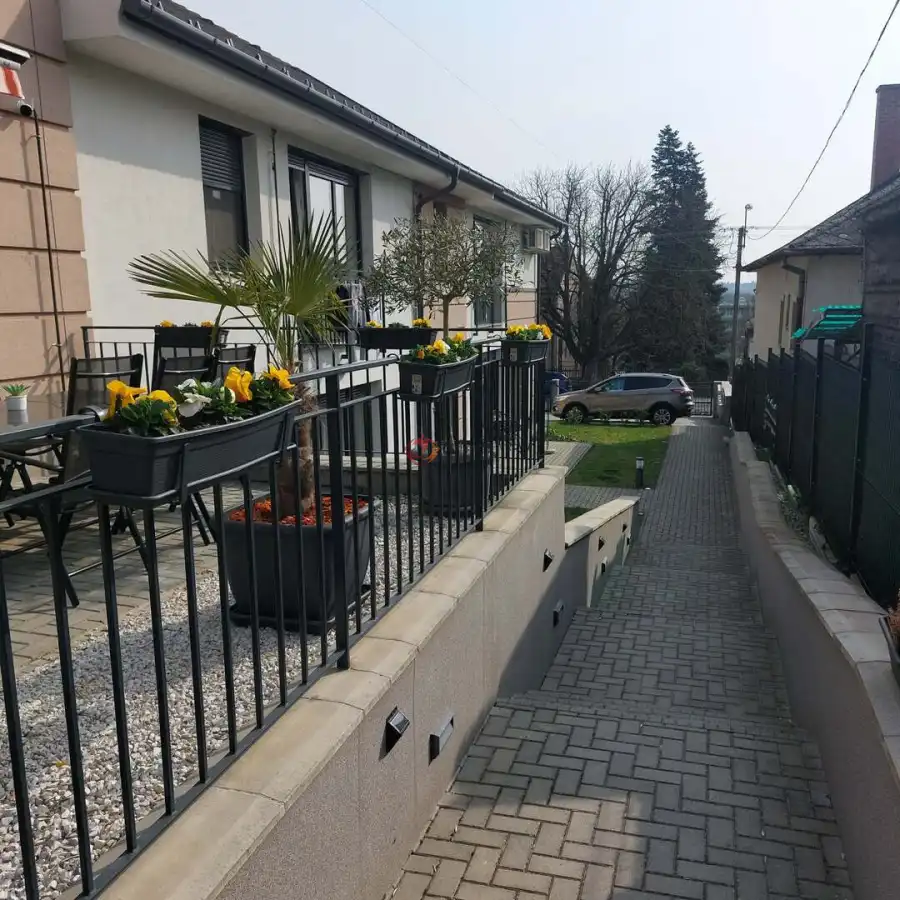 eladó újszerű téglalakás, Hévíz