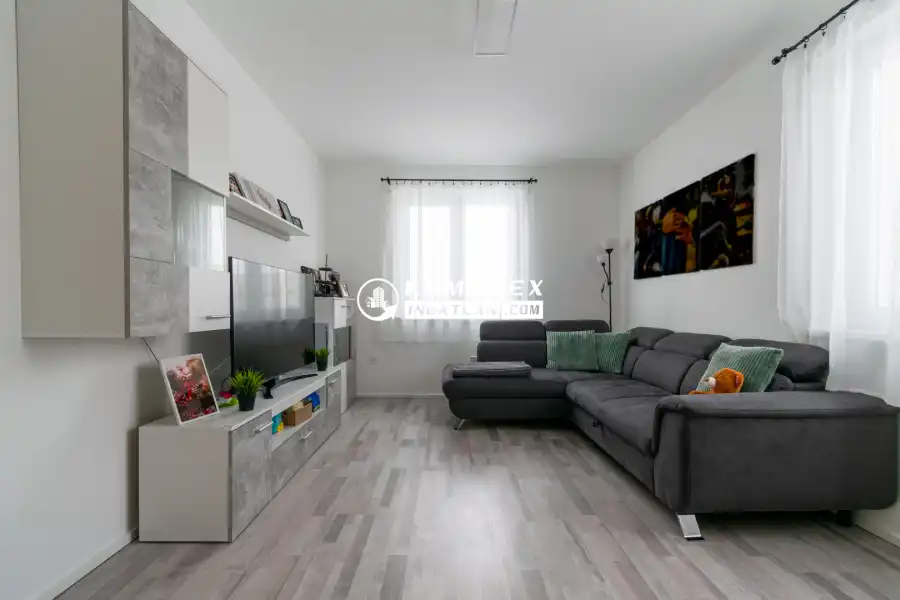 eladó újszerű téglalakás, Rajka