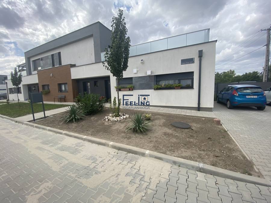eladó újszerű téglalakás, Tata